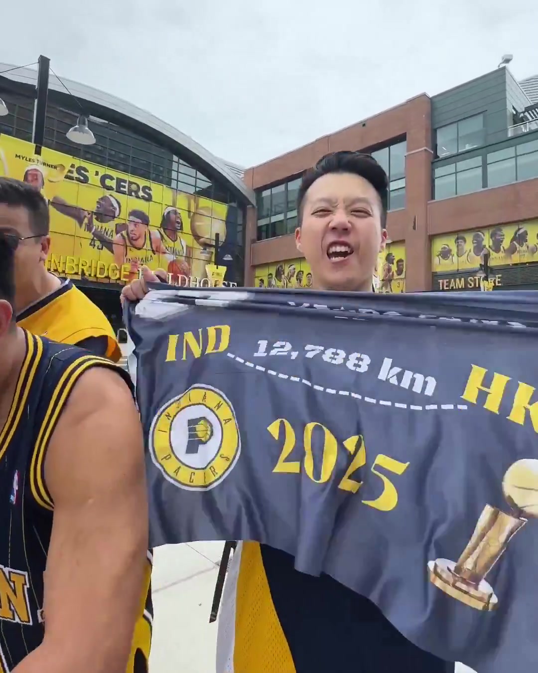 来自东方的神秘力量?一群中国球迷在场馆前为步行者加油打气！